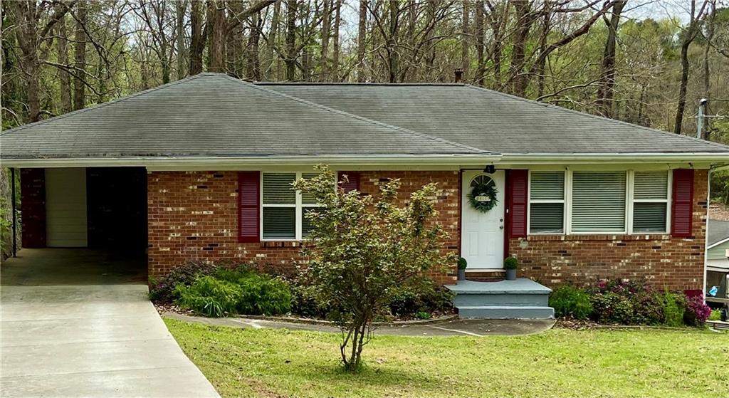 a front view of house with yard