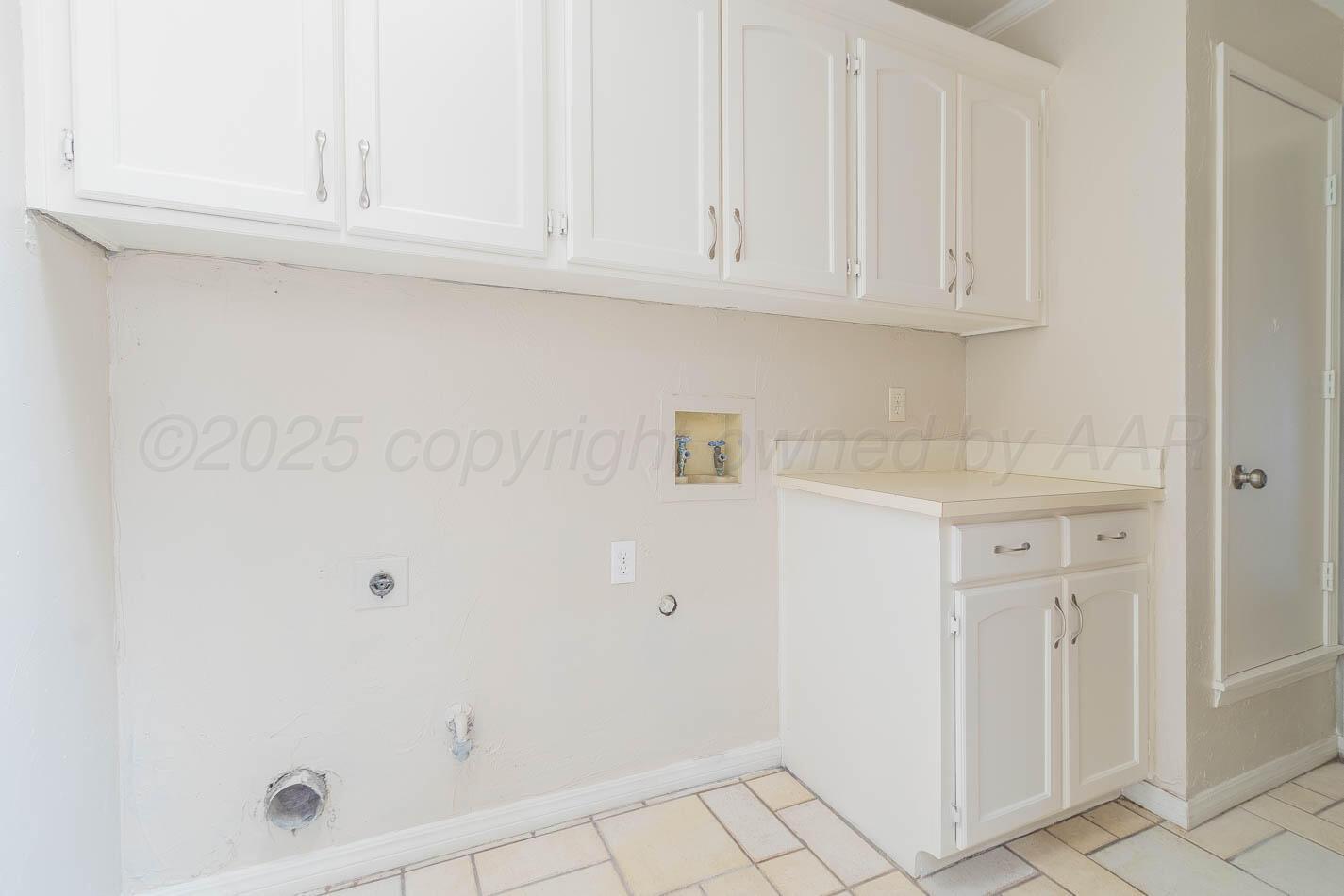 7209 Dukes Place Amarillo, TX 79109 - Photo 16 of 20 a bathroom with white cabinets