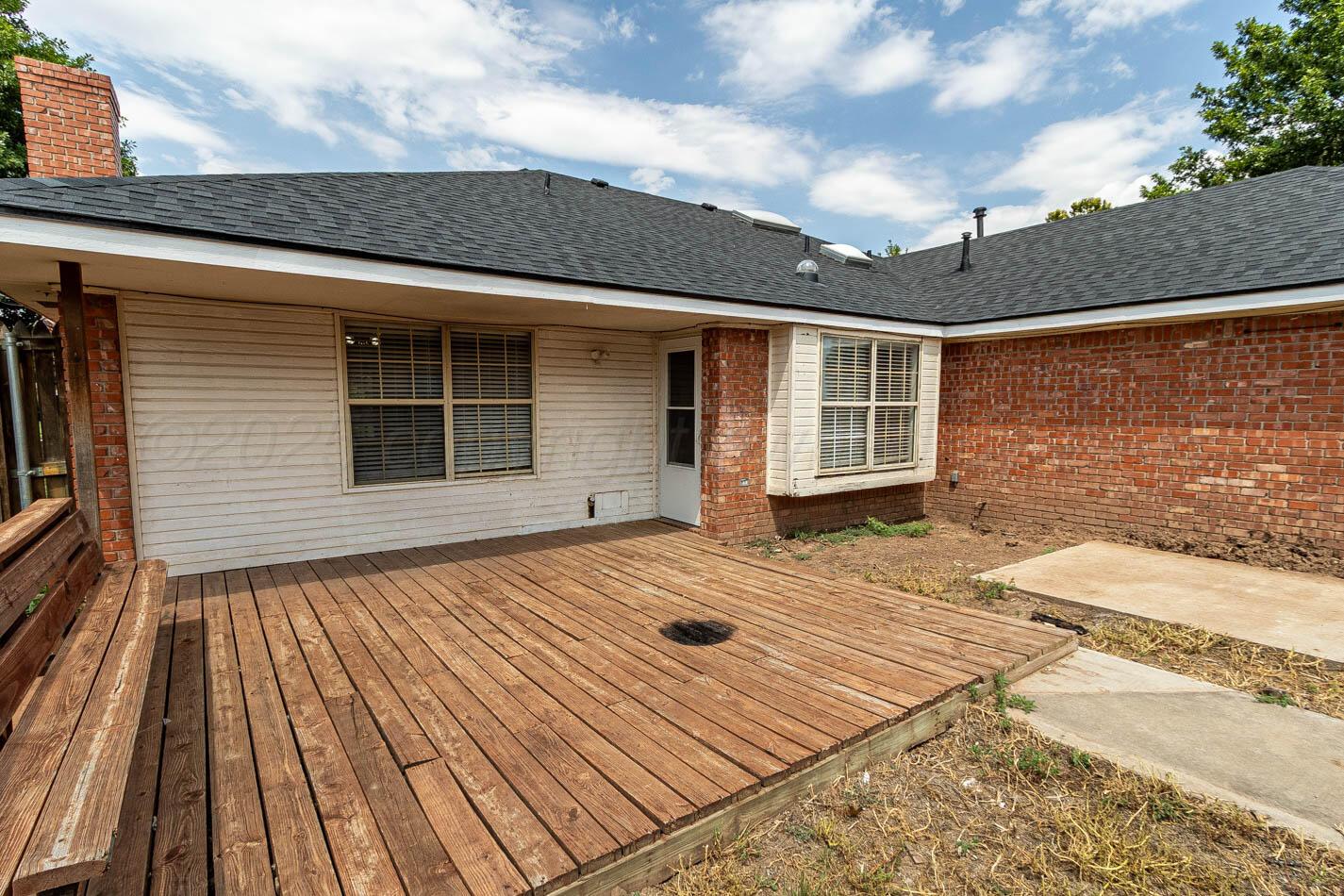 7209 Dukes Place Amarillo, TX 79109 - Photo 20 of 20 a view of backyard with a balcony