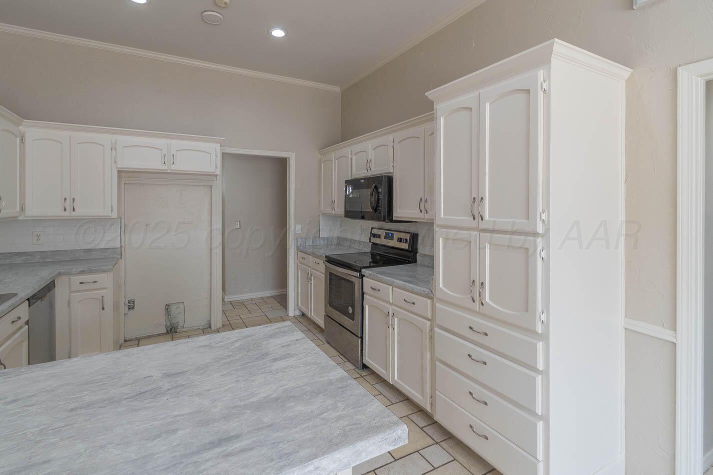 7209 Dukes Place Amarillo, TX 79109 - Photo 7 of 20 a kitchen with granite countertop cabinets and steel stainless steel appliances