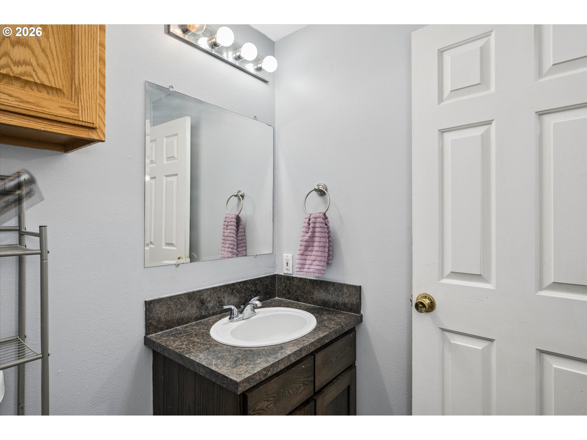 995 Kintzley Avenue Springfield, OR 97478 - Photo 22 of 47 Bathroom