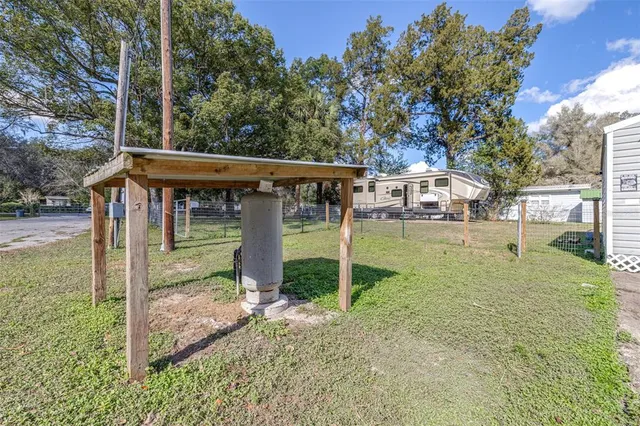 a view of a backyard