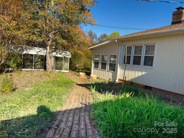 a view of a yard with a house