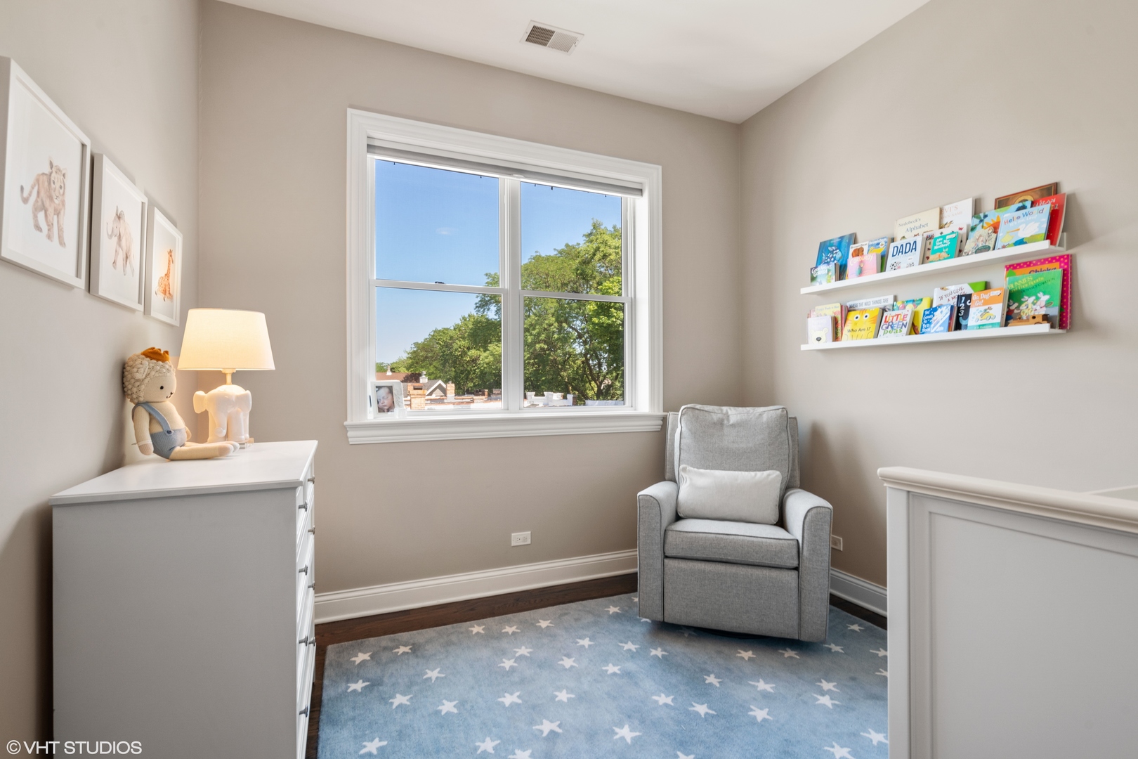 1944 West Fletcher Street, Unit 3E Chicago, IL 60657 - Photo 17 of 28 a living room with furniture and a window