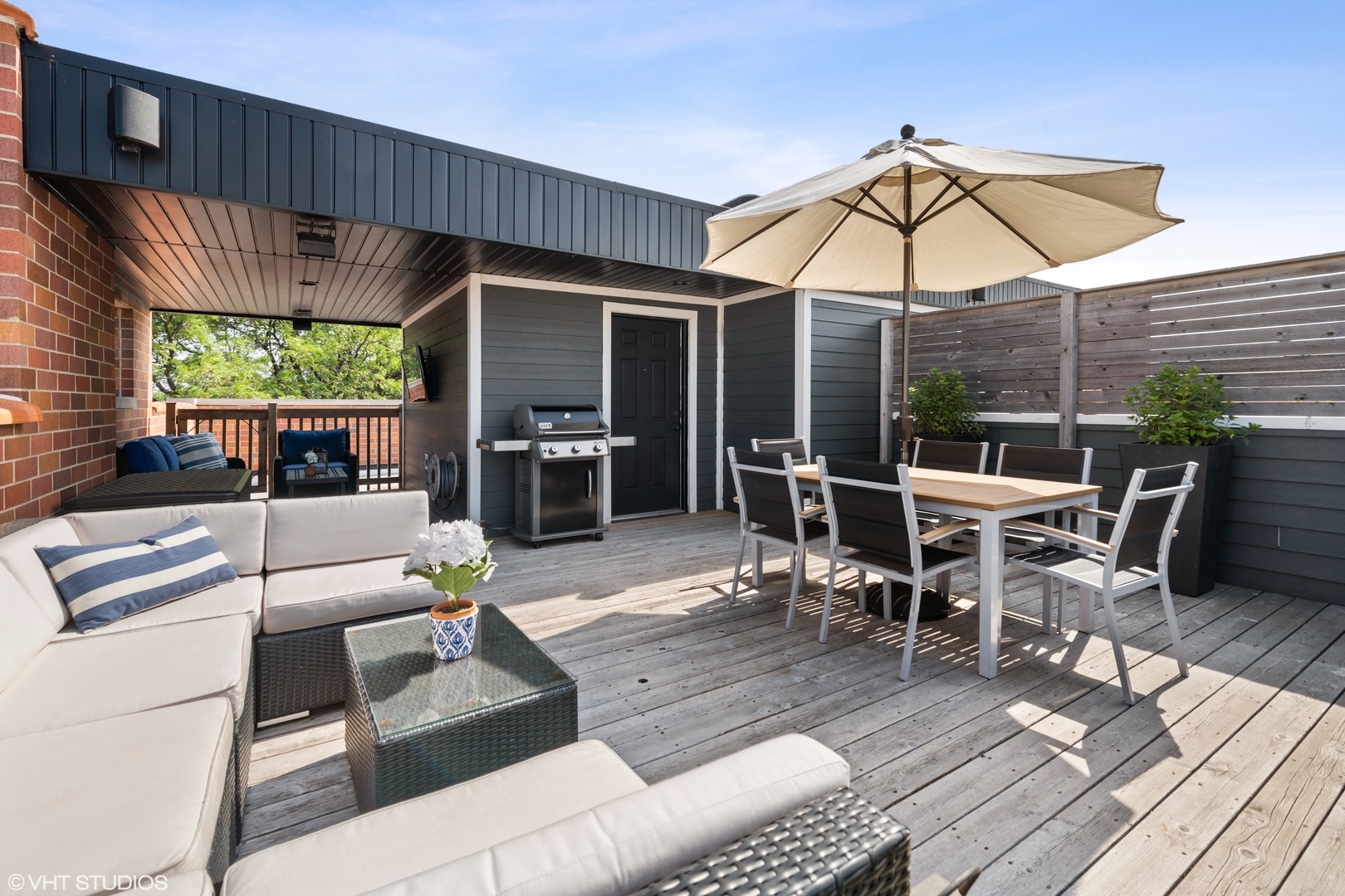 1944 West Fletcher Street, Unit 3E Chicago, IL 60657 - Photo 24 of 28 a view of a dining table and chairs in the patio