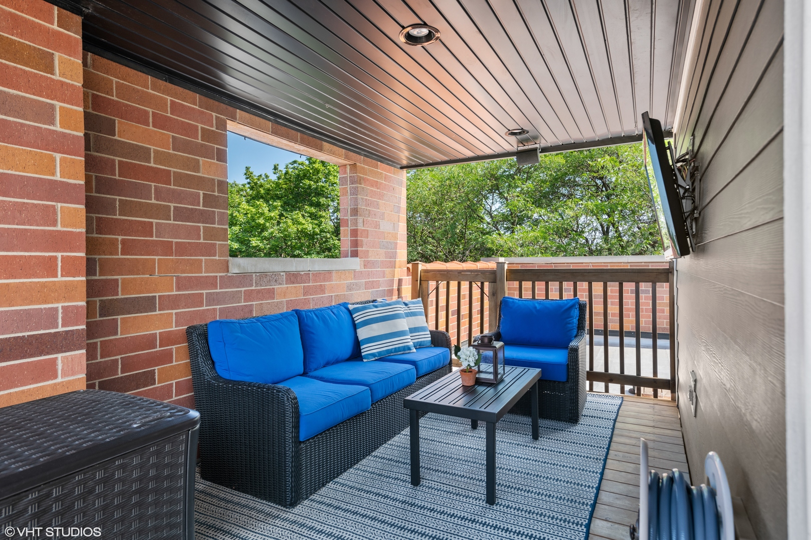 1944 West Fletcher Street, Unit 3E Chicago, IL 60657 - Photo 25 of 28 a view of a two chairs in the deck