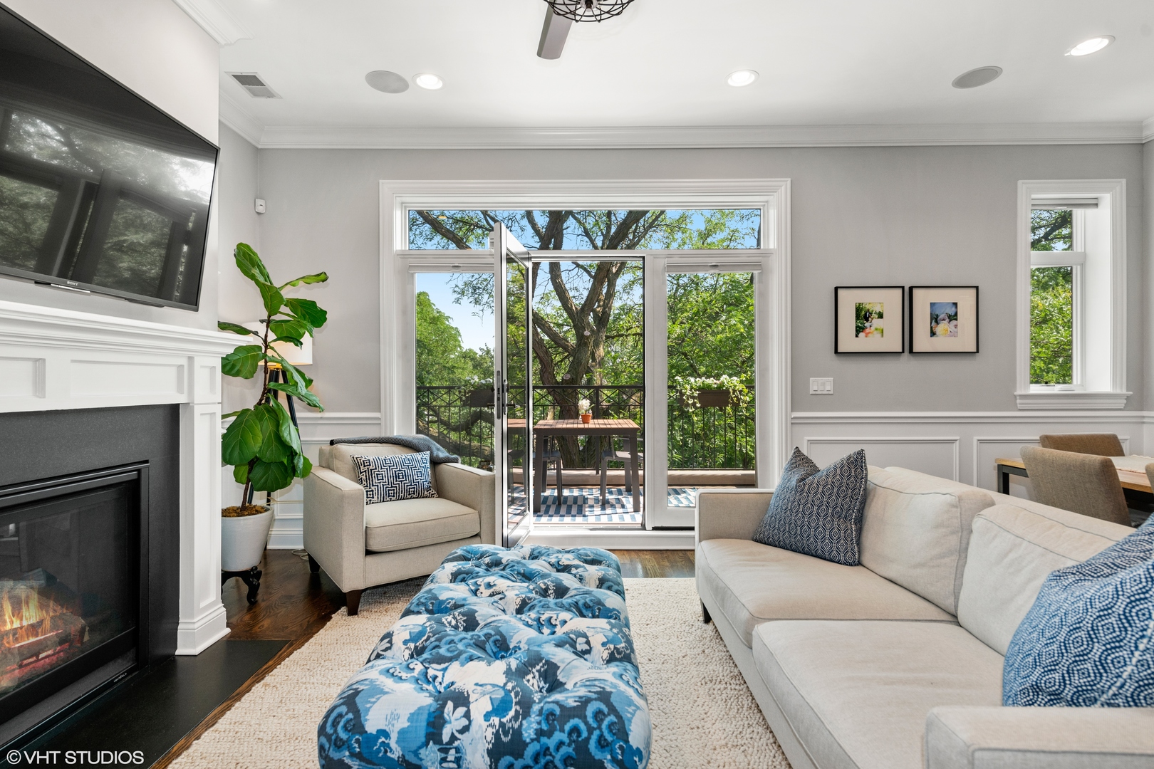 1944 West Fletcher Street, Unit 3E Chicago, IL 60657 - Photo 10 of 28 a living room with furniture and a fireplace