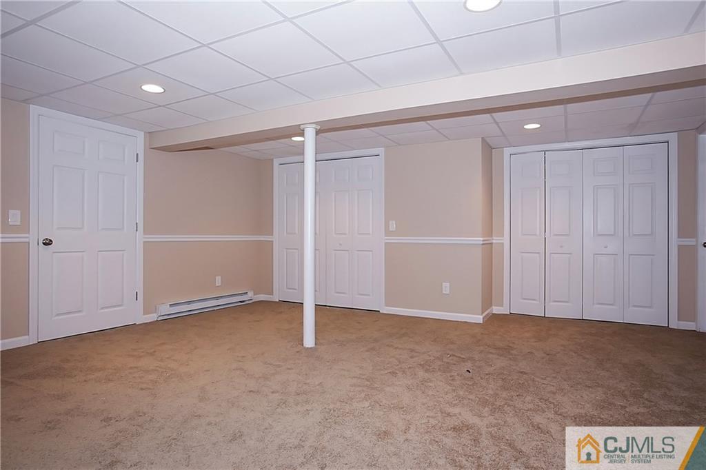16 Oak Hills Road Edison, NJ 08820 - Photo 22 of 25 an empty room with closet