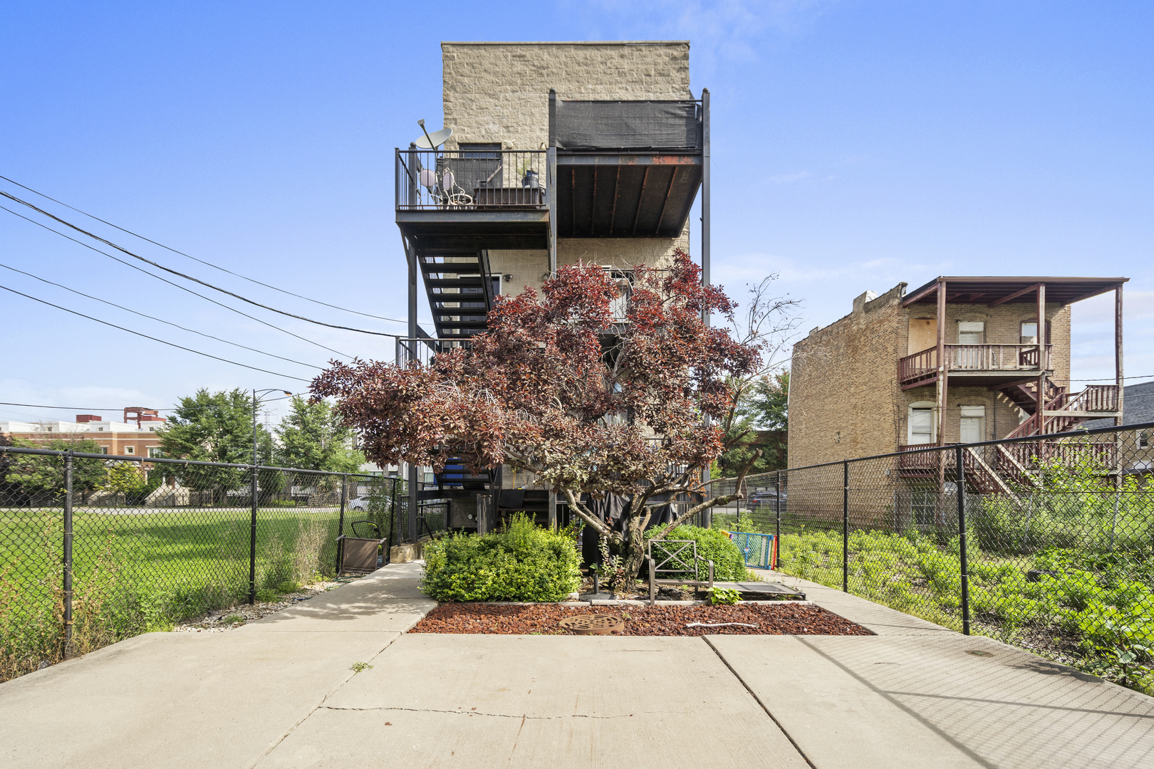 2539 West Warren Boulevard, Unit 2 Chicago, IL 60612 - Photo 13 of 14 a view of a terrace with a garden
