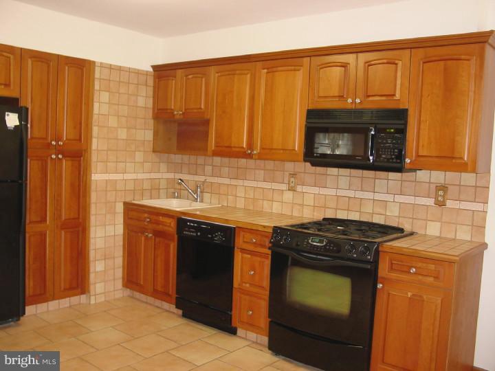 72 Maple Stream Road East Windsor, NJ 08520 - Photo 8 of 25 Kitchen