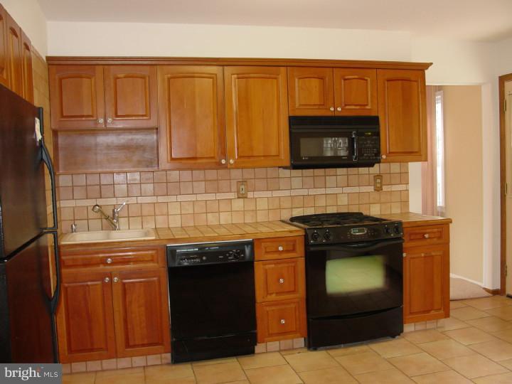 72 Maple Stream Road East Windsor, NJ 08520 - Photo 9 of 25 Kitchen