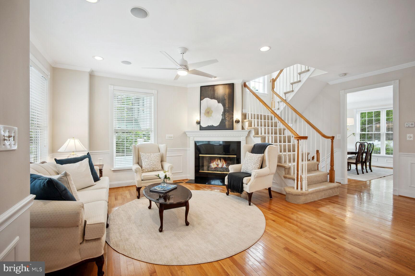 4716 8th Road South Arlington, VA 22204 - Photo 5 of 37 Welcoming foyer
