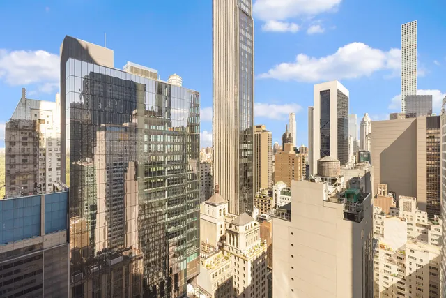 $3,995,000 | 146 West 57th Street, Unit 42D | Theater District