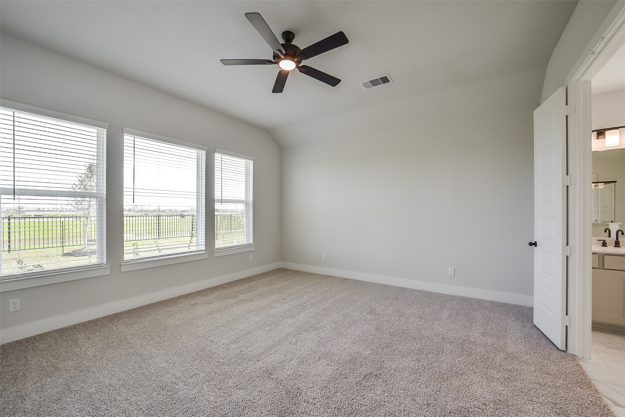 1831 Tioga Vw Drive Rosharon, TX 77583 - Photo 33 of 50 an empty room with a window