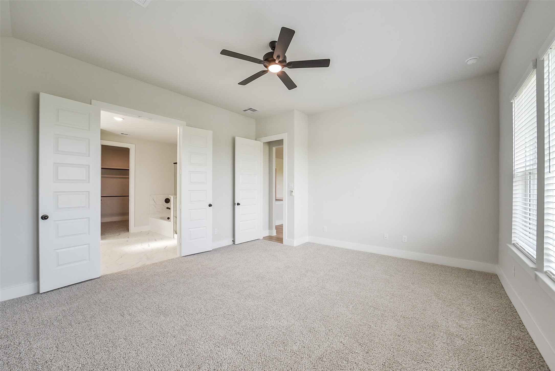 1831 Tioga Vw Drive Rosharon, TX 77583 - Photo 34 of 50 an empty room with closet and windows