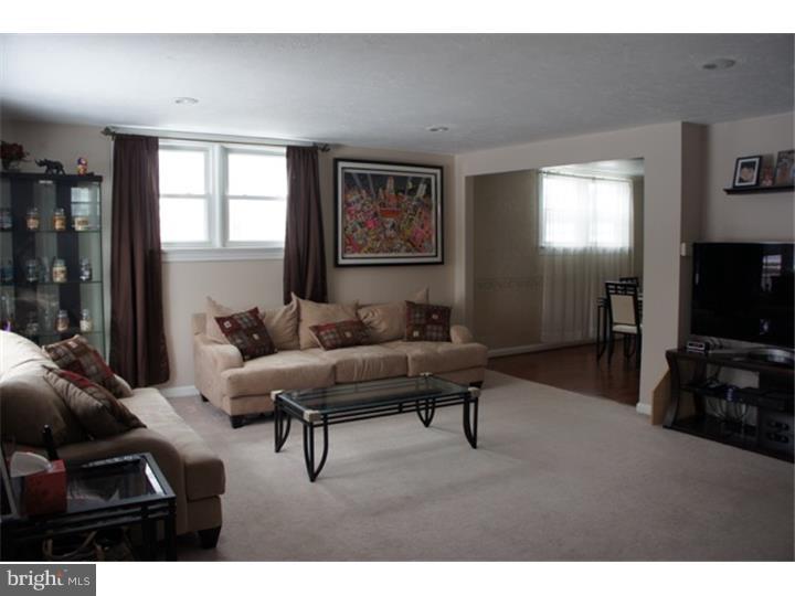2956 Sunnycrest Road Willow Grove, PA 19090 - Photo 5 of 24 Living Room