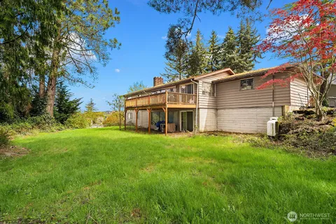 a view of a house with backyard