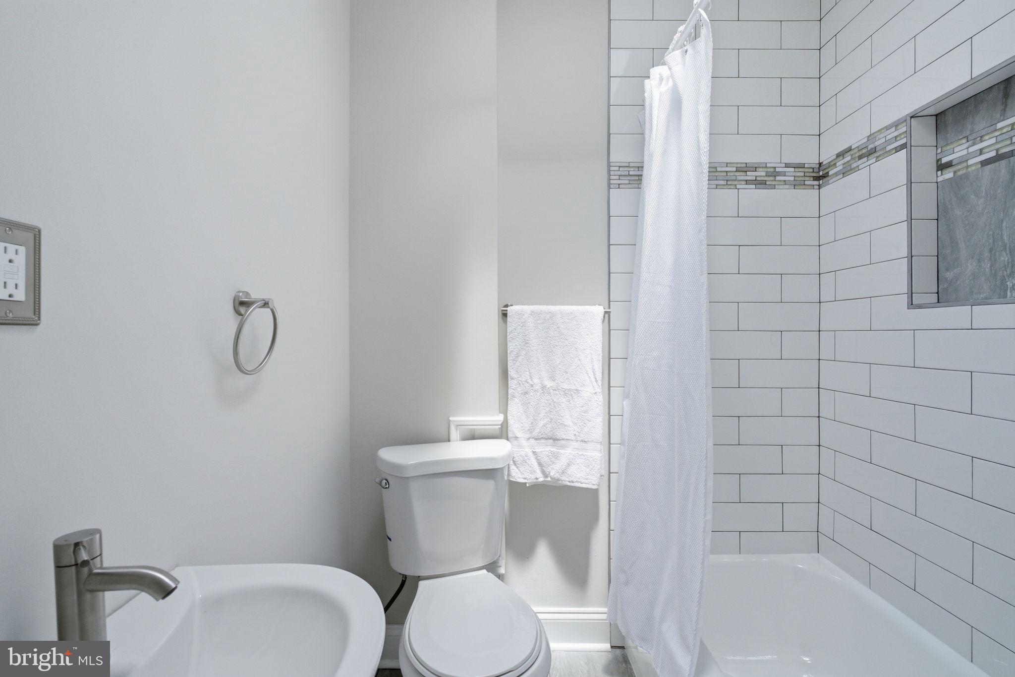 1006 North Rosedale Street Baltimore, MD 21216 - Photo 18 of 34 Full Bathroom
