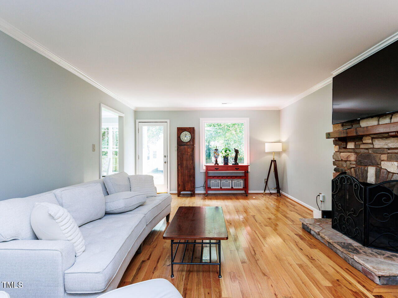 005-1280x960-living-room