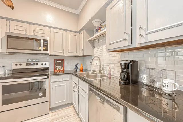 $1,950 | 11733 Lakeside Pl Drive, Houston, TX 77077