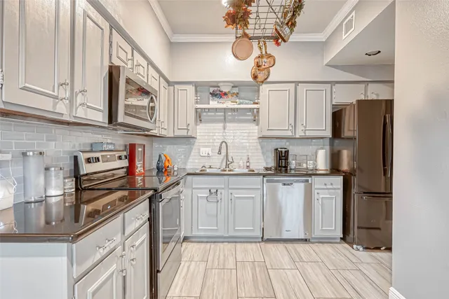 $1,950 | 11733 Lakeside Pl Drive, Houston, TX 77077