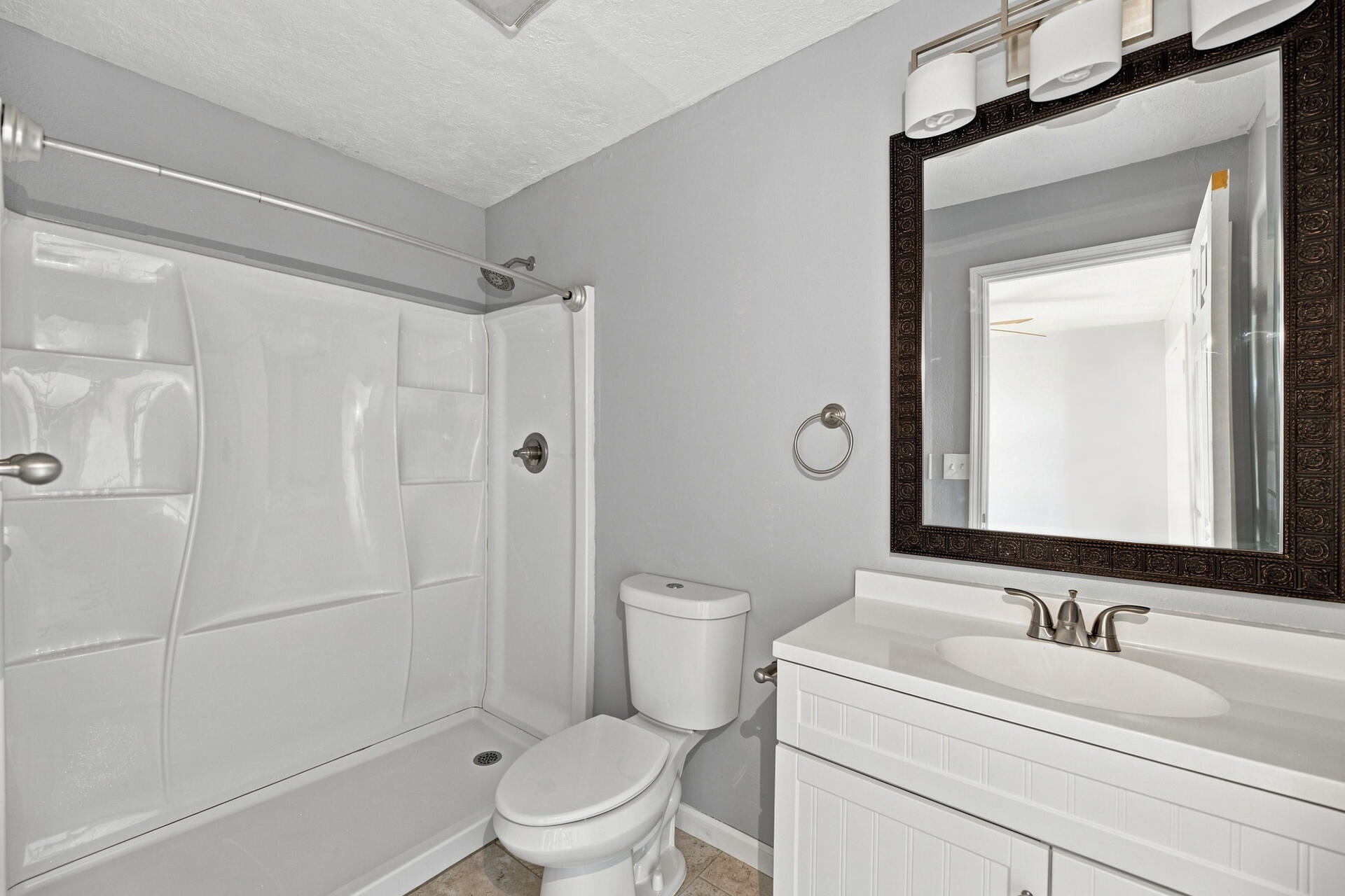 646 Ridge Road Redding, CA 96003 - Photo 29 of 41 Bathroom