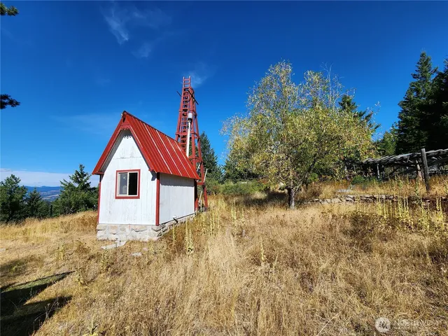 a view of house with yard and garage