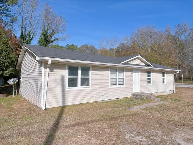 a view of a house with a yard