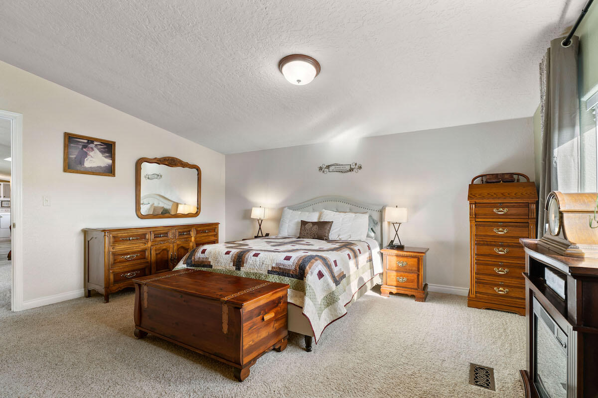 8242 Southwest Sand Ridge Road Terrebonne, OR 97760 - Photo 19 of 50 25-Bedroom