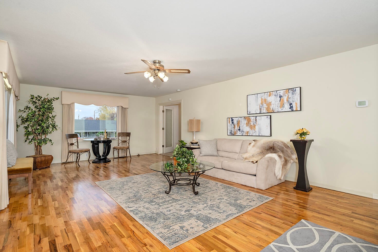 250 Maple Street Central Point, OR 97502 - Photo 3 of 54 Large Living Room