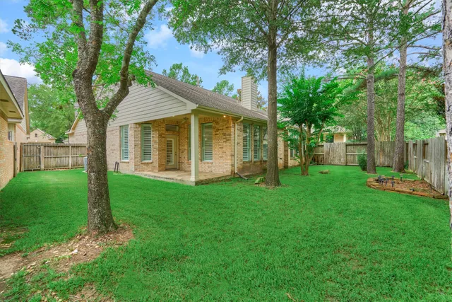 a view of a house with backyard and garden