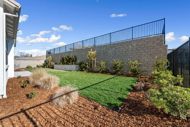 a view of a backyard