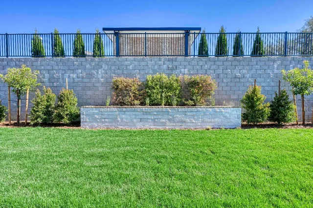 a view of entryway with garden