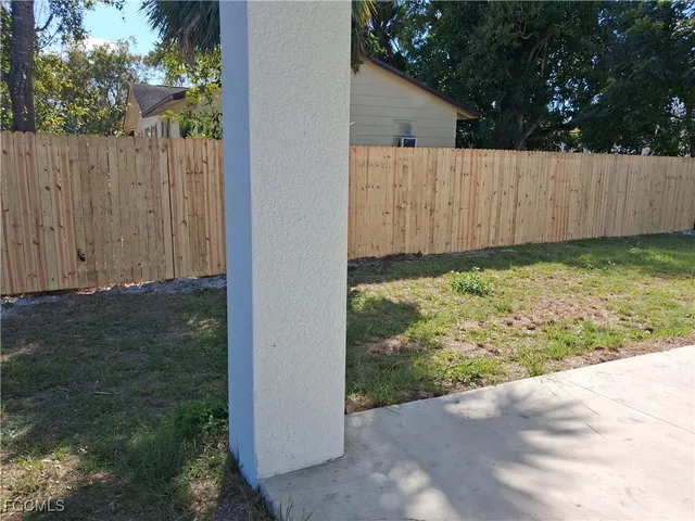 a view of a backyard