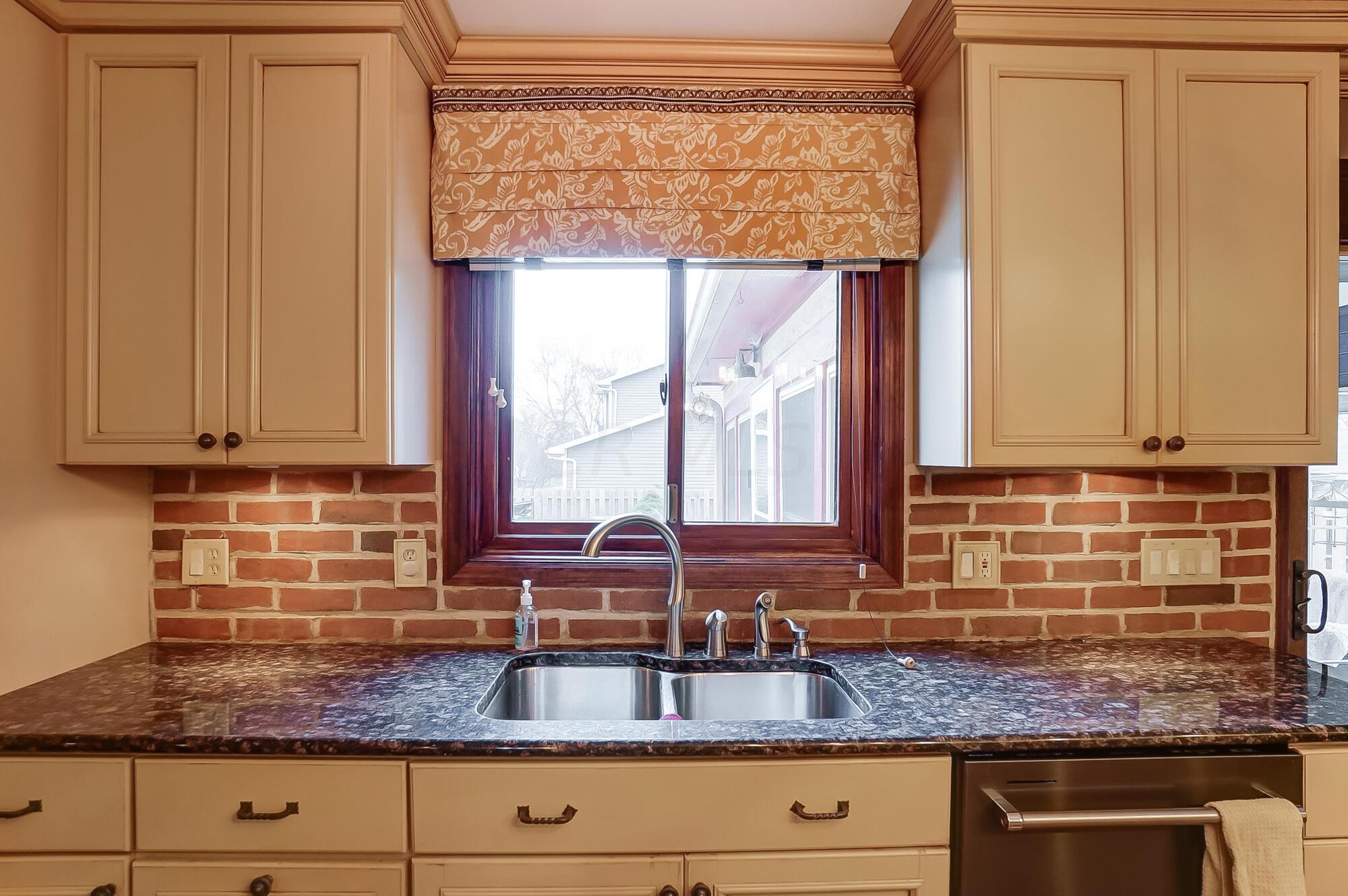 4084 Kenny Road Columbus, OH 43220 - Photo 11 of 63 Gorgeous Kitchen! With eat in bar area.