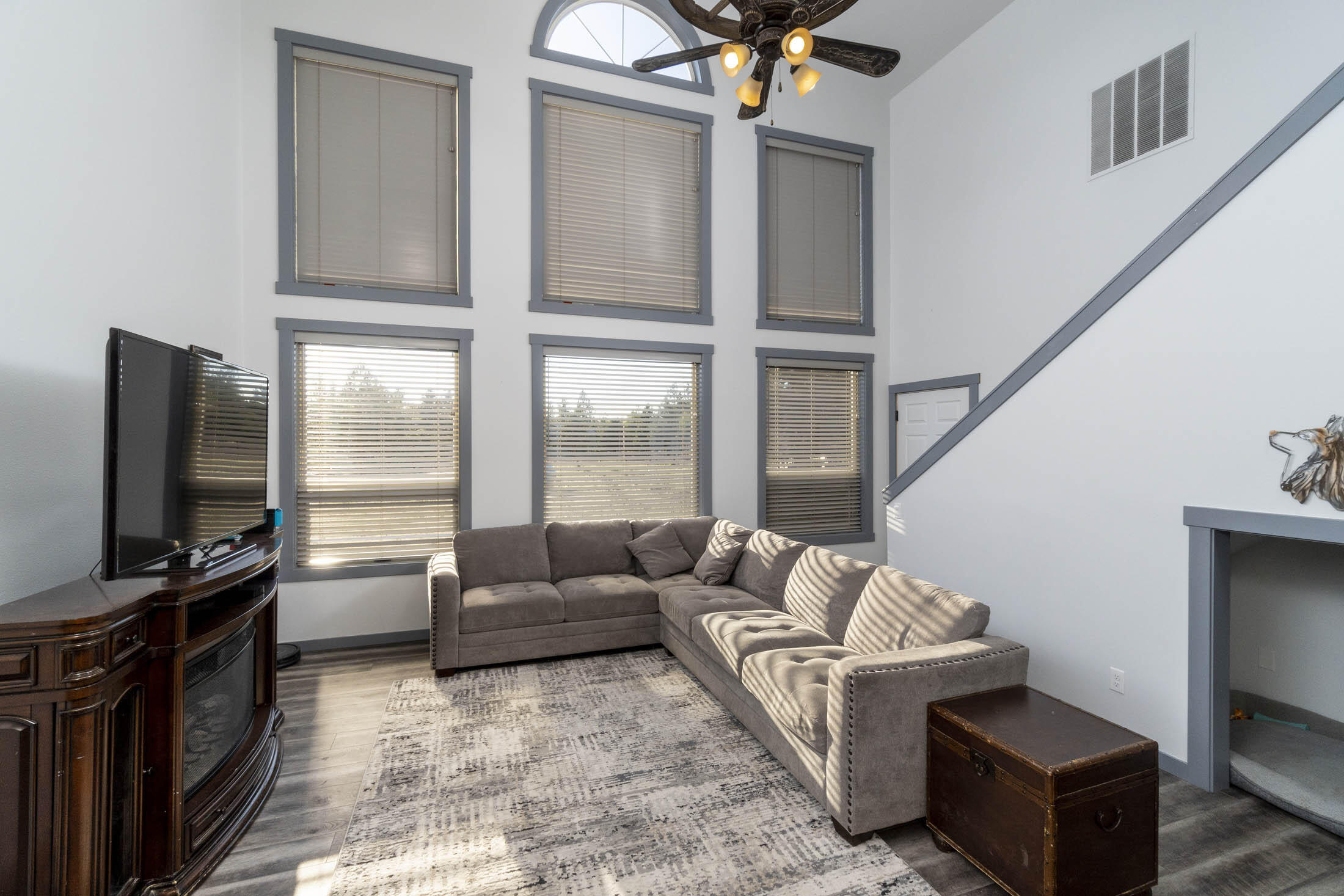 19166 Buck Canyon Road Bend, OR 97702 - Photo 9 of 63 Living room with vaulted ceiling