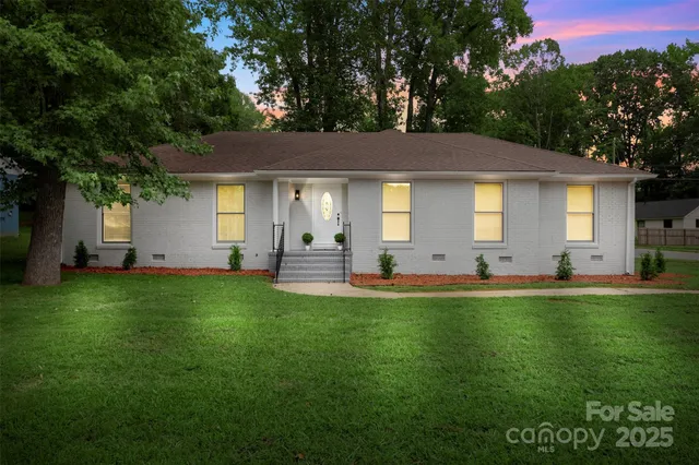 a view of a house with a backyard