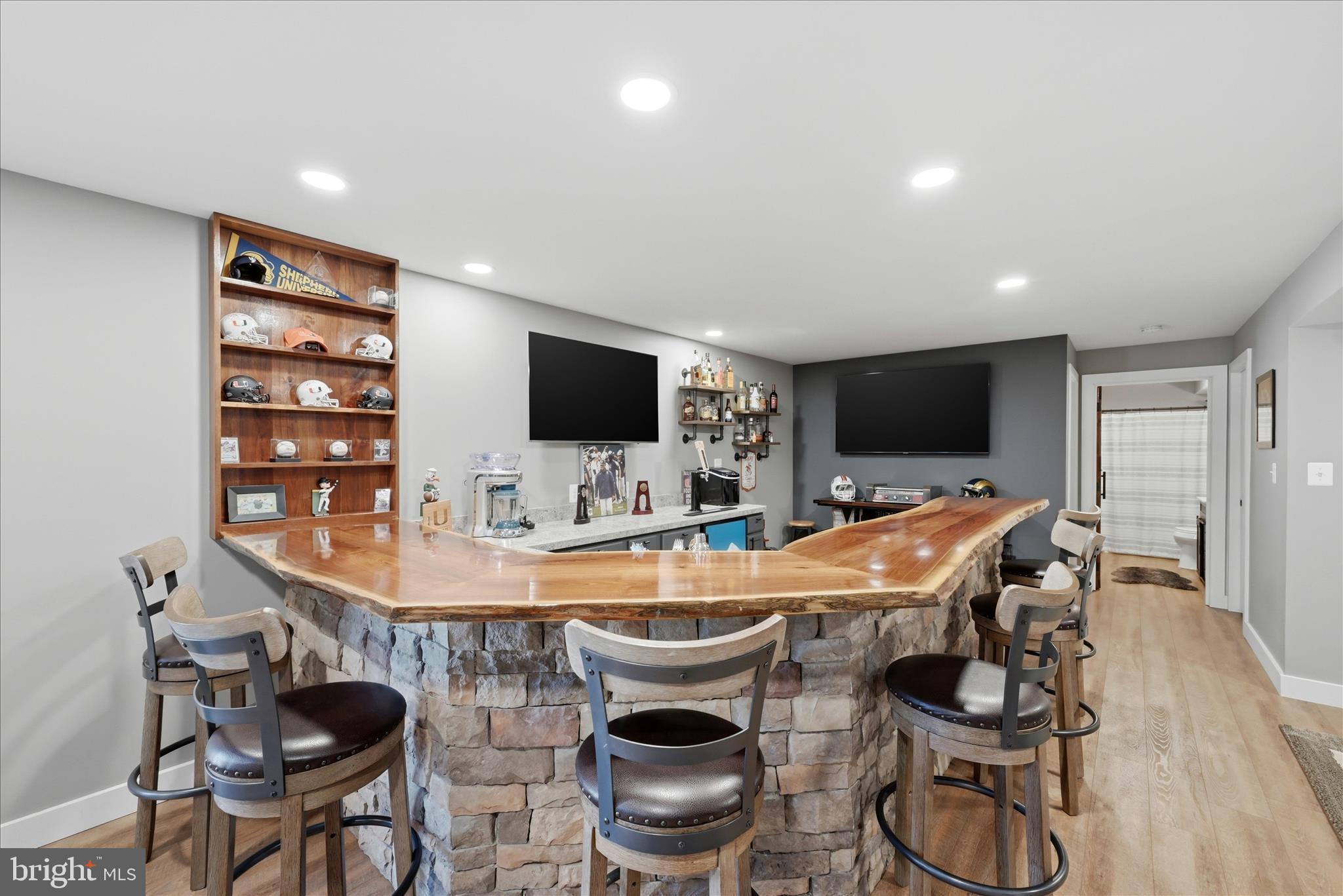 111 Decatur Circle Stephens City, VA 22655 - Photo 4 of 70 Bar