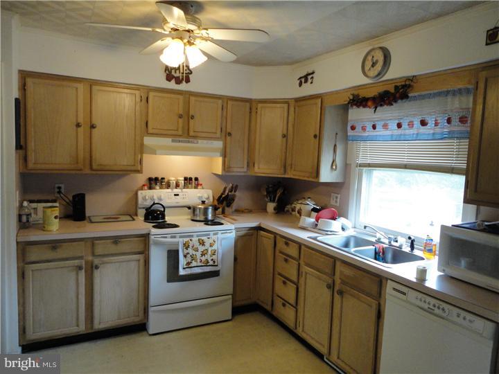 139 Laux Road Monroeville, NJ 08343 - Photo 3 of 9 Kitchen