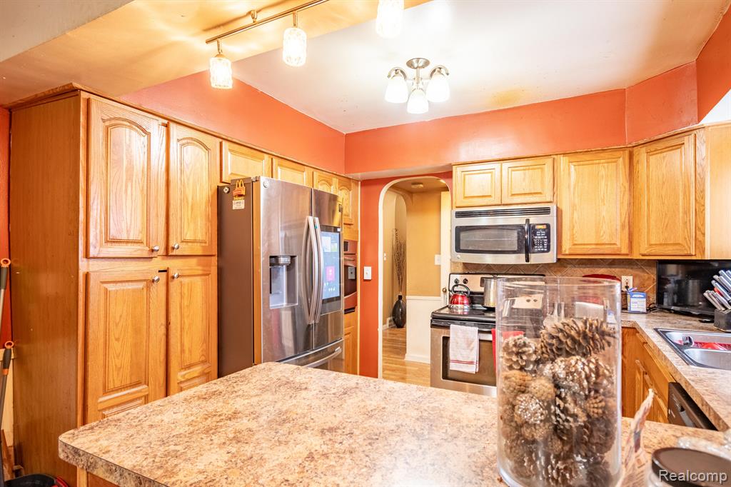 15337 Charles R Avenue Eastpointe, MI 48021 - Photo 4 of 36 Gallery Image 4