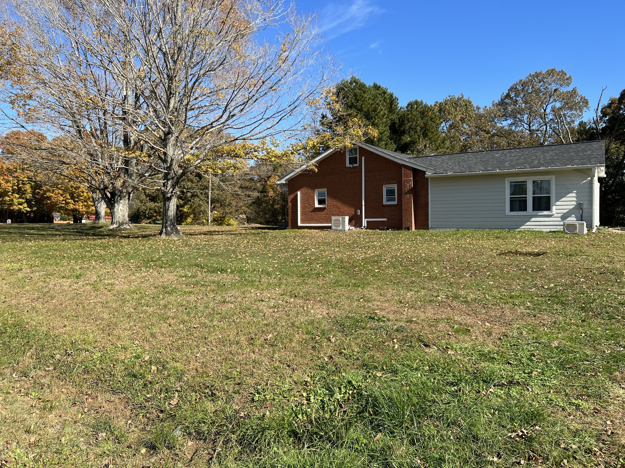 1076 Southside Road Southside, TN 37171 - Photo 20 of 27 front view of a house with a yard