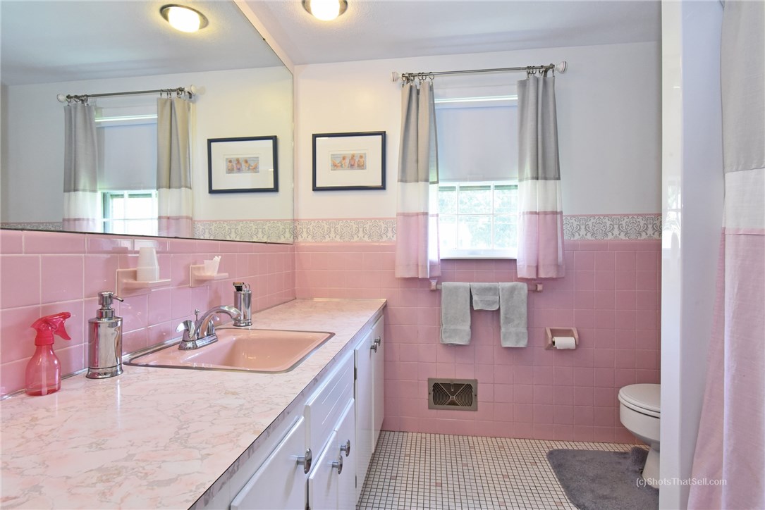 29 Landmark Road Warwick, RI 02886 - Photo 15 of 21 Full Bathroom