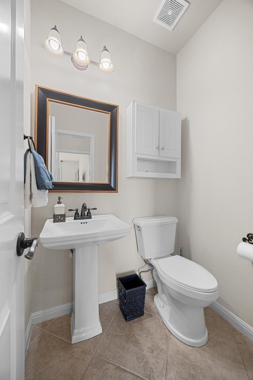 302 Southwind Road Lago Vista, TX 78645 - Photo 27 of 39 a bathroom with a toilet a sink and mirror