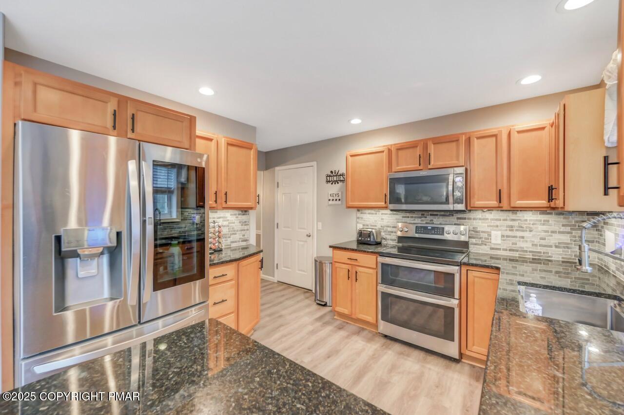 2512 Valley View Acres Road Stroudsburg, PA 18360 - Photo 12 of 40 Kitchen