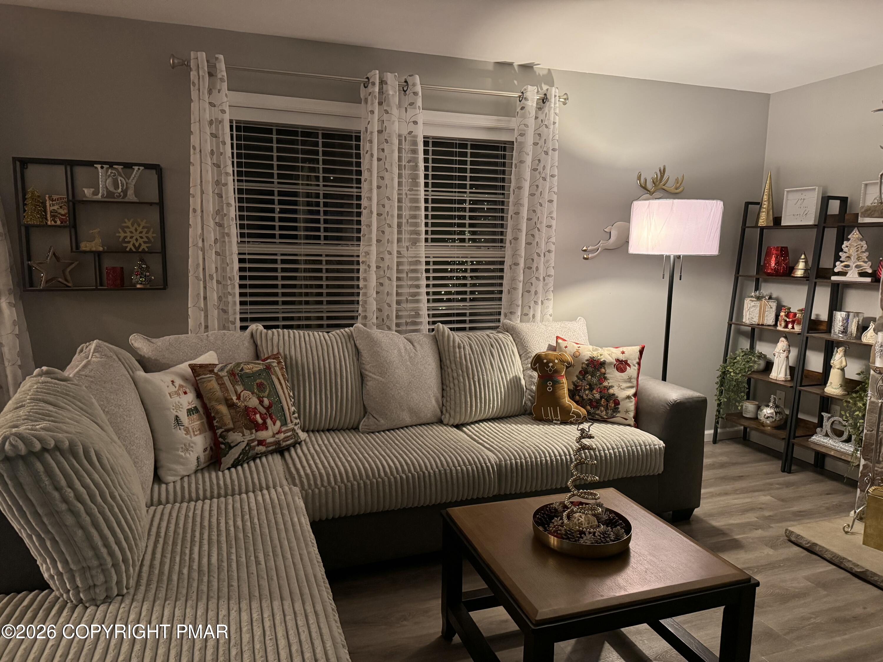 2512 Valley View Acres Road Stroudsburg, PA 18360 - Photo 4 of 40 Living Room