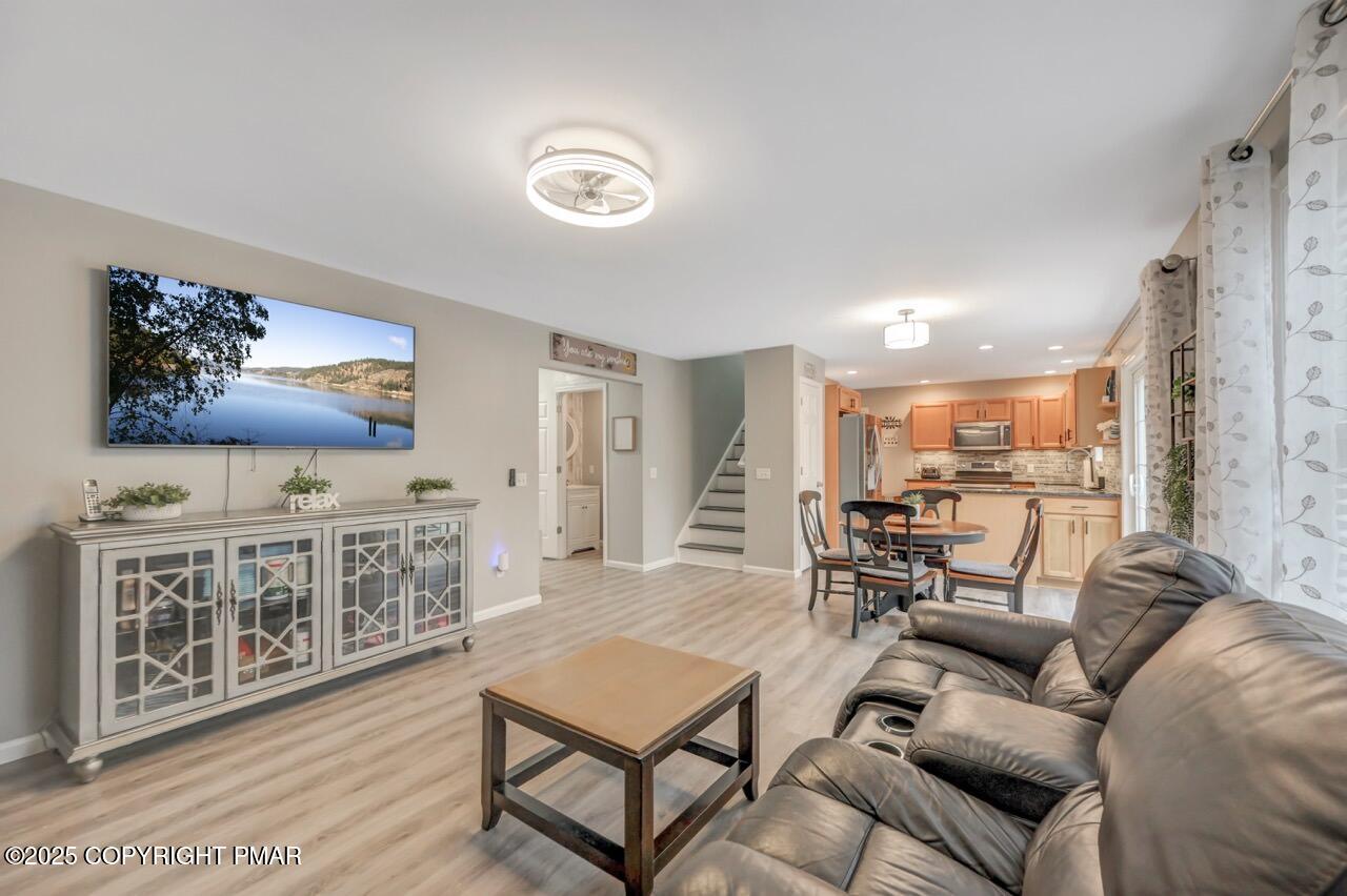 2512 Valley View Acres Road Stroudsburg, PA 18360 - Photo 8 of 40 Living Room