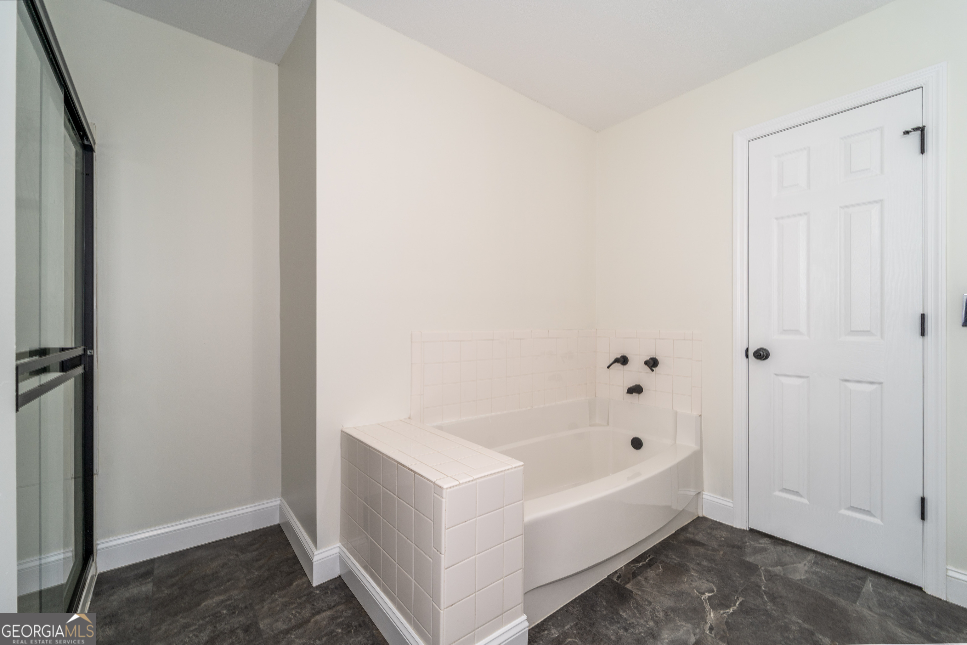 322 McGregor Street Blackshear, GA 31516 - Photo 21 of 30 a bathroom with bathtub and shower