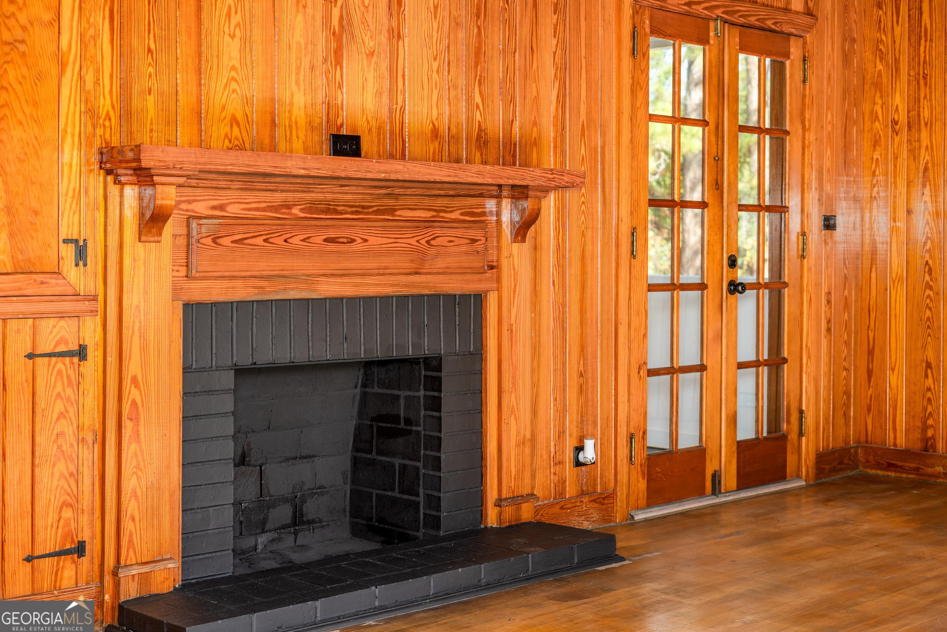 322 McGregor Street Blackshear, GA 31516 - Photo 4 of 30 a view of fireplace with wooden door