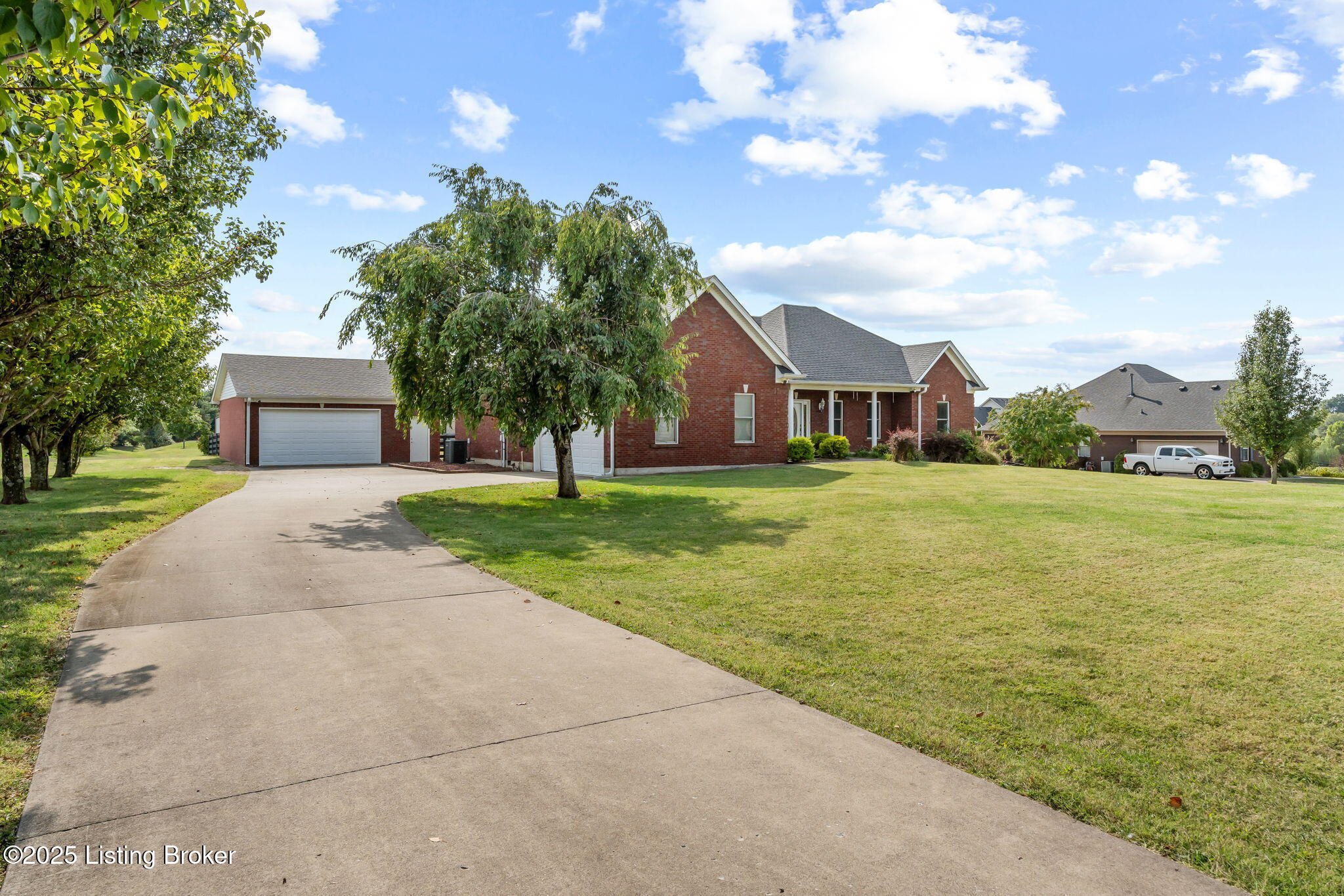 153 Spring Farm Trail Shepherdsville, KY 40165 - Photo 30 of 43 Driveway