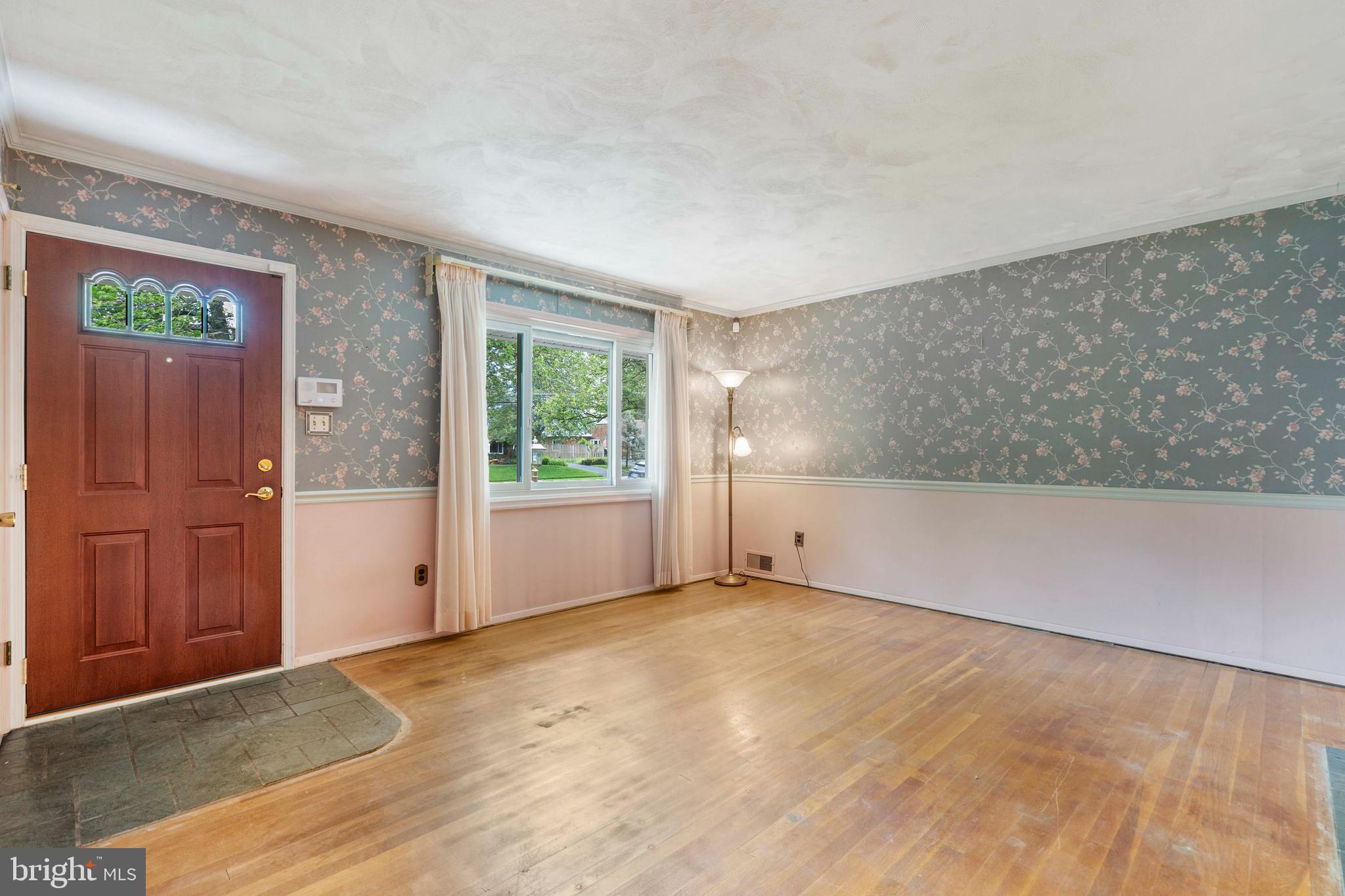 3916 Braddock Road Alexandria, VA 22312 - Photo 3 of 29 Light and Bright Living Room